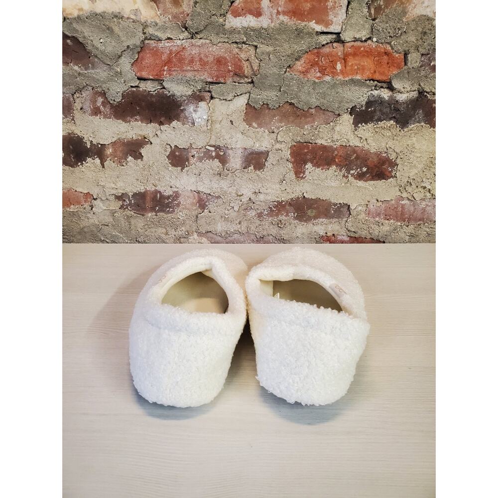 HOMETOP Unisex Slippers US 7-8 White Fuzzy Plush Slip On Cozy House Shoes - Picture 2 of 5